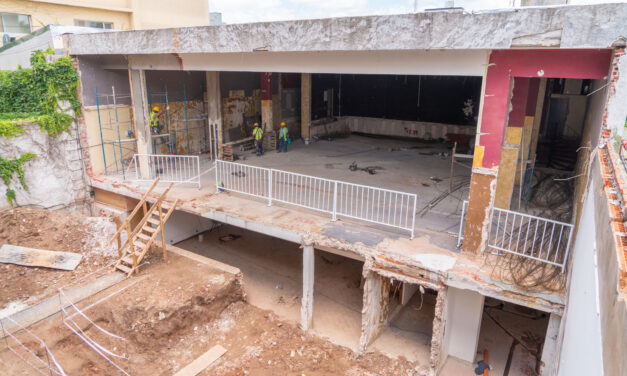 Abella recorrió la obra de remodelación del Teatro Pedro Barbero