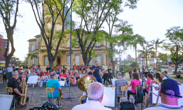 Vecinos disfrutaron del ensayo abierto de la Banda Municipal en la Plaza Eduardo Costa