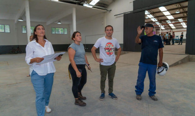Abella recorrió el avance de obra del primer Centro de Reciclaje Municipal