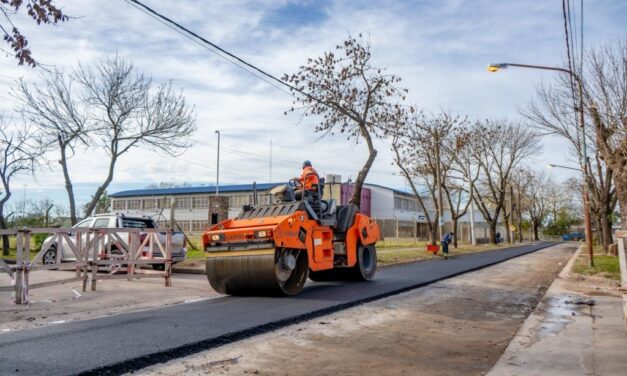 Abella supervisó el inicio de la obra de asfalto de la calle Viale
