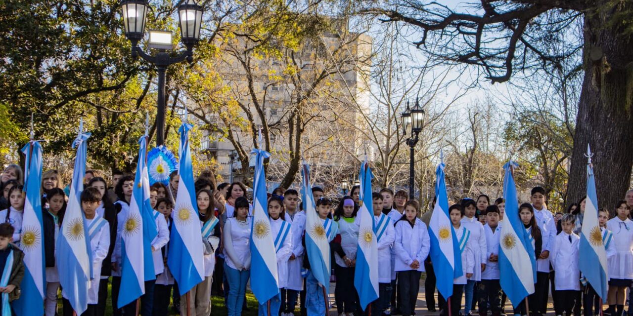 El intendente Abella encabezó el acto por el Día de la Bandera