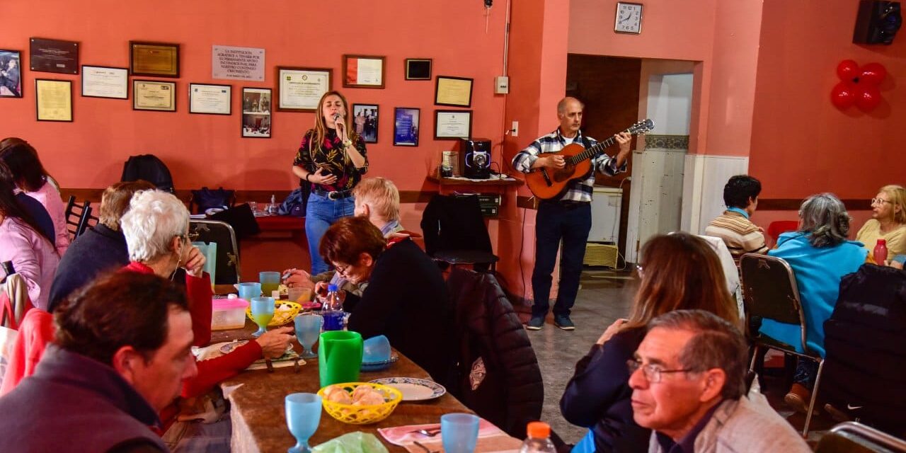 El centro de Jubilados «Ilusión de la Tercera Edad» celebró el Día de la Ancianidad con Soledad Alonso