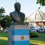 La presidenta del HCD encabezó la inauguración del busto de Alfonsín en la Plaza Eduardo Costa