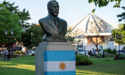 La presidenta del HCD encabezó la inauguración del busto de Alfonsín en la Plaza Eduardo Costa