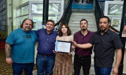 Soledad Alonso y Leo Moreno homenajearon al profesor Murillo en una visita al Instituto 15 de Campana