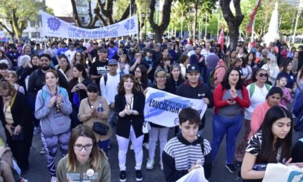 Soledad Alonso participó de la 2° Marcha Estudiantil en Defensa de la Educación Pública en Campana