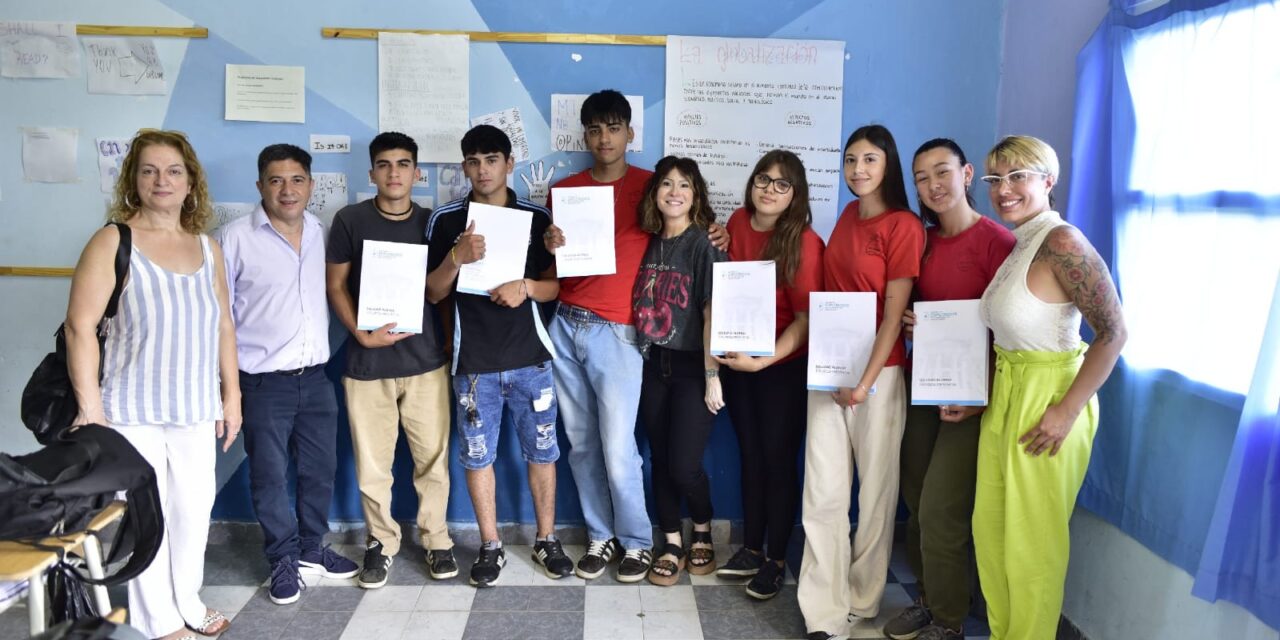 Soledad Alonso entregó reconocimientos legislativos a estudiantes de la Escuela Agraria N°1 de Isla Talavera