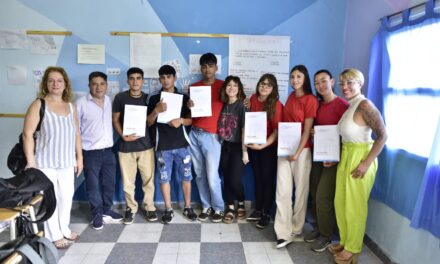 Soledad Alonso entregó reconocimientos legislativos a estudiantes de la Escuela Agraria N°1 de Isla Talavera