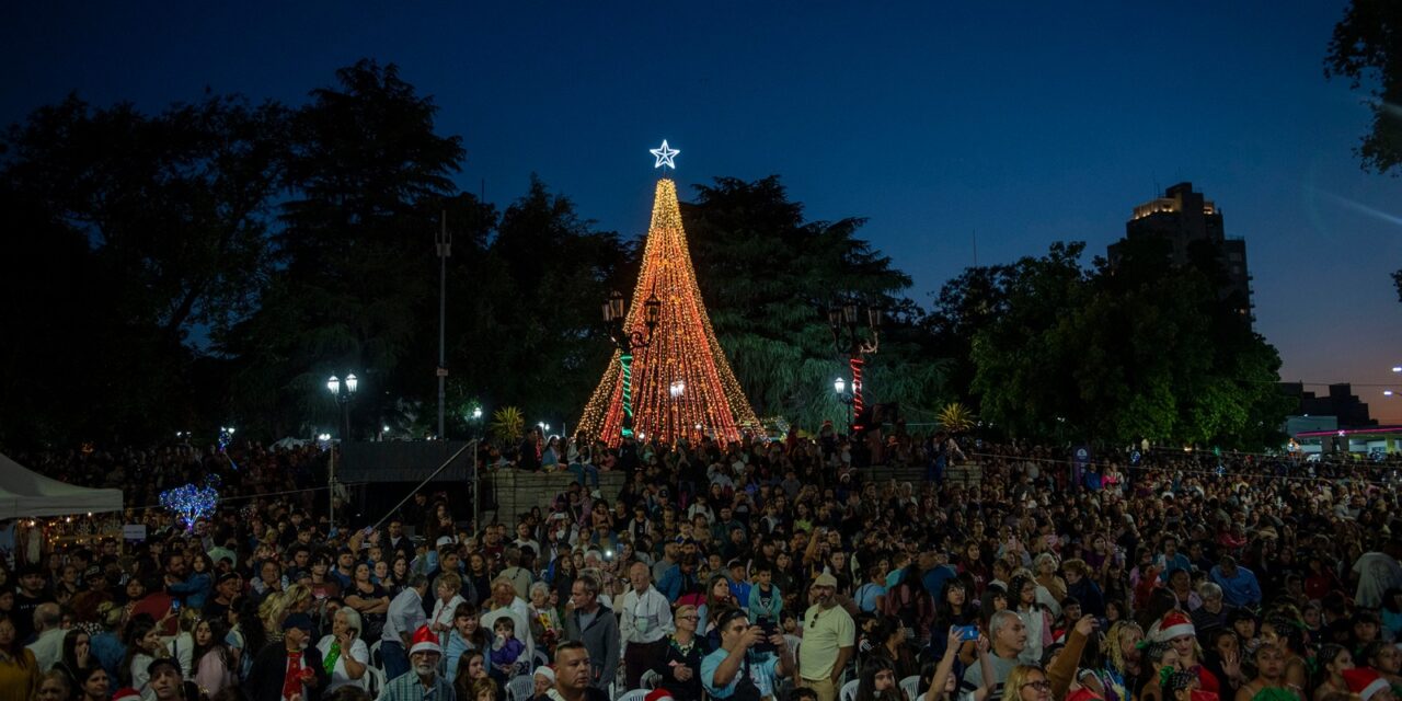 El espíritu navideño brilló en la ciudad con el encendido del Árbol