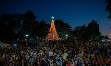 El espíritu navideño brilló en la ciudad con el encendido del Árbol