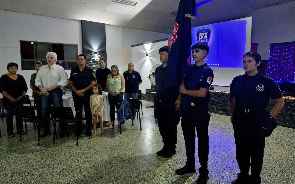 Abella acompañó el cierre de año de la Escuela de Cadetes de Bomberos Voluntarios