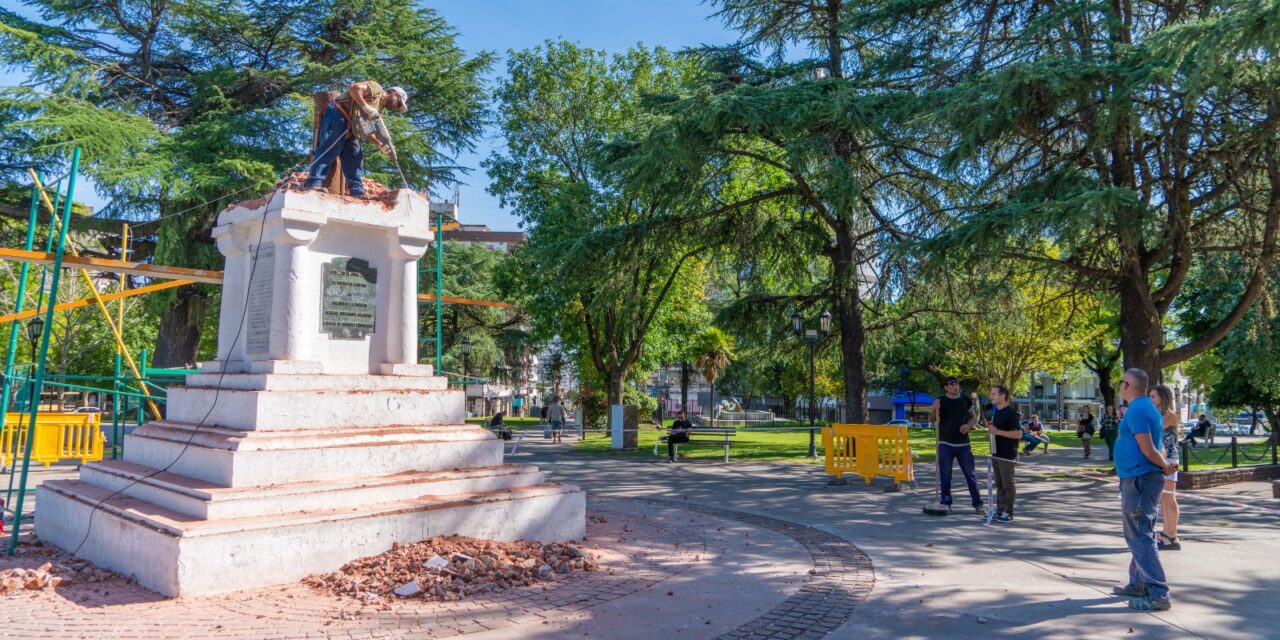 El Municipio trabaja en la reconstrucción del mástil de la plaza Eduardo Costa