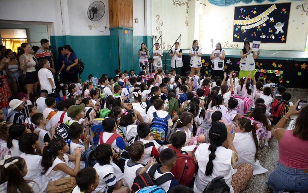 Elisa Abella acompañó el inicio del ciclo lectivo 2025 en la Escuela Primaria N° 7