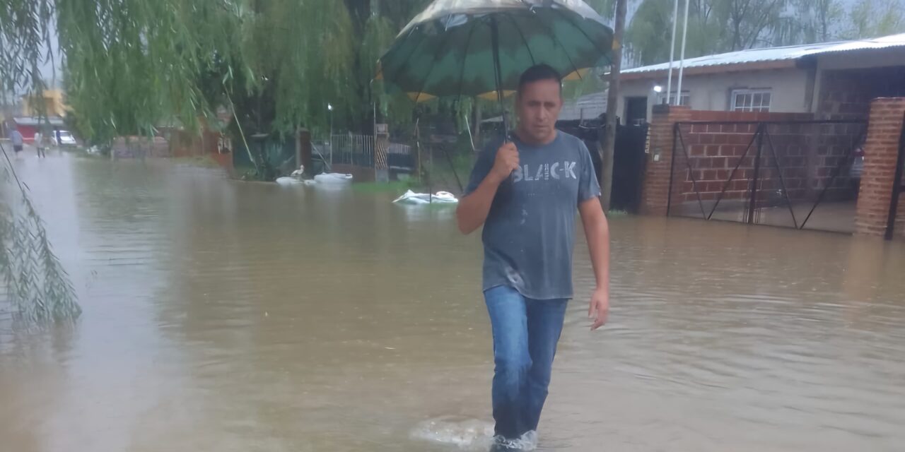 «El Intendente prometió que no nos inundaríamos más, y estamos tapados de agua»