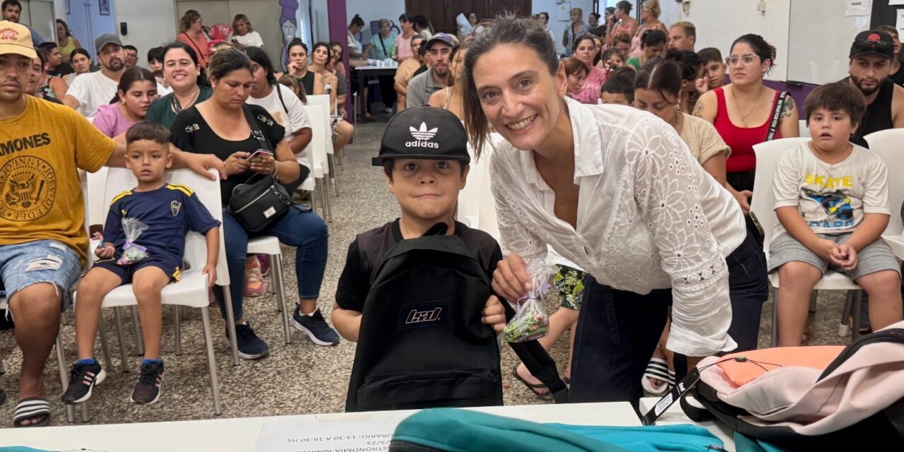 El Municipio entregó mochilas y útiles escolares a niños y adolescentes