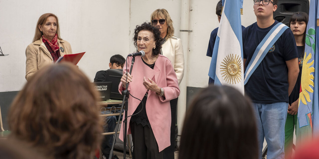 Elisa Abella acompañó el acto de imposición del nombre “Ezio Mollo” a la Escuela Secundaria N°16
