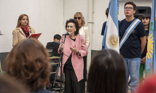 Elisa Abella acompañó el acto de imposición del nombre “Ezio Mollo” a la Escuela Secundaria N°16
