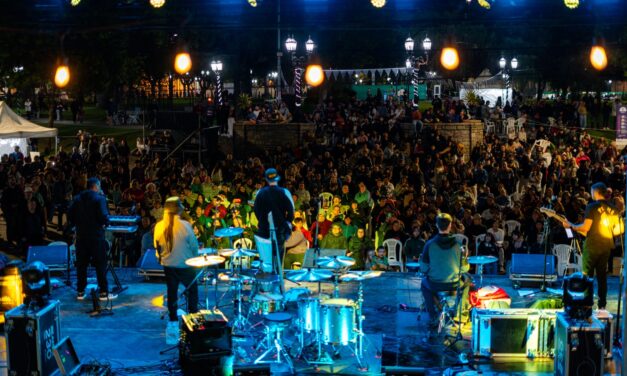 La ciudad recibió al otoño con un evento especial en la Plaza Eduardo Costa
