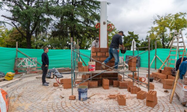 Avanza la reconstrucción del mástil de la Plaza Eduardo Costa