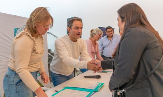 Abella encabezó la firma de casi un centenar de escrituras para vecinos de la ciudad