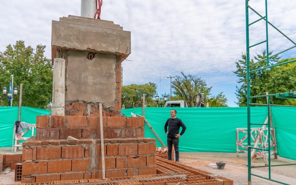 El nuevo mástil llegó a la Plaza Eduardo Costa