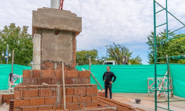 El nuevo mástil llegó a la Plaza Eduardo Costa