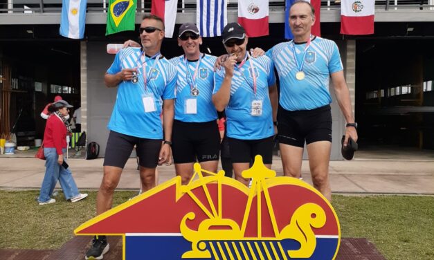 Los chicos de remo del Campana Boat Club en el sudamericano Remo Master