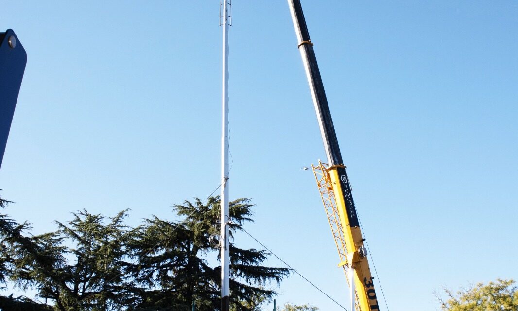 En un importante operativo, se montó el nuevo mástil en la Plaza Eduardo Costa