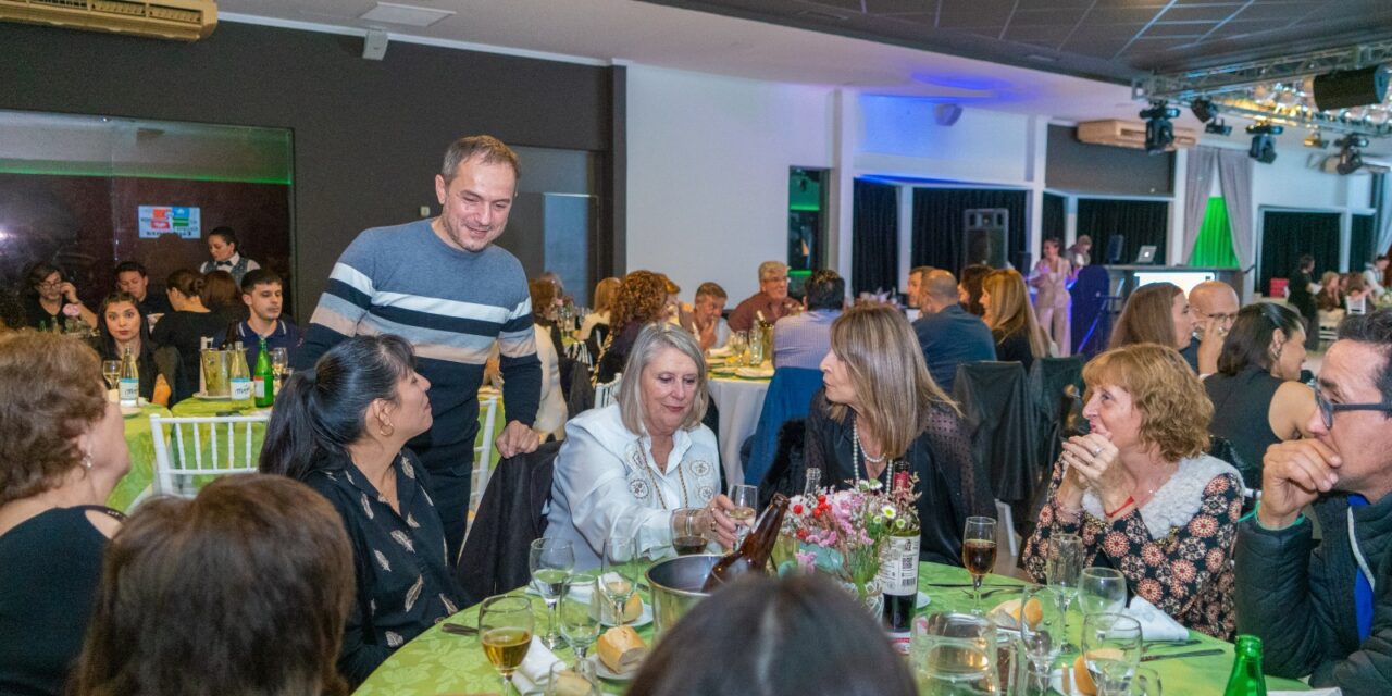 Abella acompañó la tradicional Cena a Beneficio del Grupo Esperanza