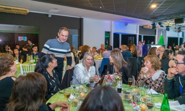 Abella acompañó la tradicional Cena a Beneficio del Grupo Esperanza