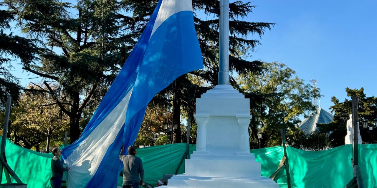 La bandera nacional ya flamea en el nuevo mástil de la Plaza Eduardo Costa