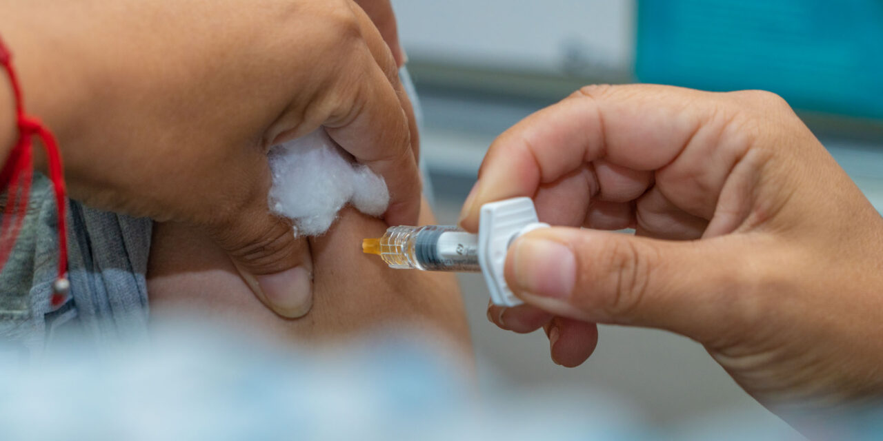 La Secretaría de Salud continúa aplicando la vacuna contra la gripe