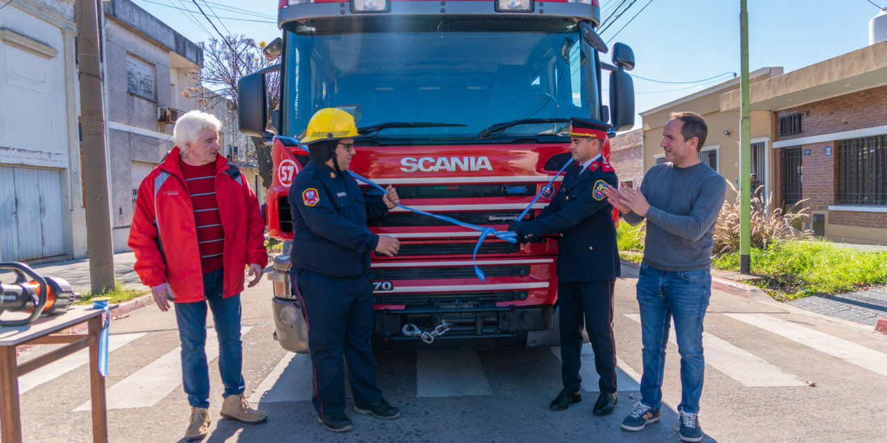 En el Día Nacional del Bomberos Voluntario, se presentó una nueva autobomba donada por el Municipio