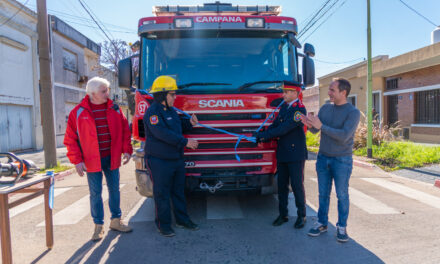 En el Día Nacional del Bomberos Voluntario, se presentó una nueva autobomba donada por el Municipio