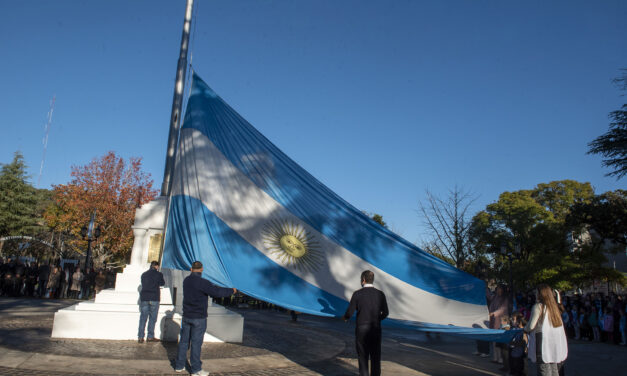 En el Día de la Bandera, se reinauguró el histórico mástil de la plaza Eduardo Costa