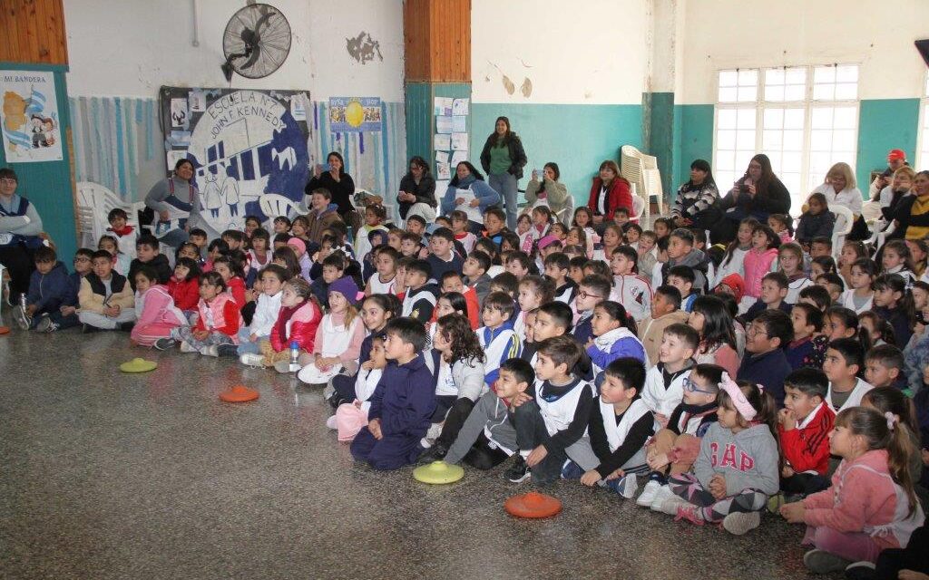 Alumnos de las escuelas primarias de la ciudad recibieron mochilas y útiles escolares