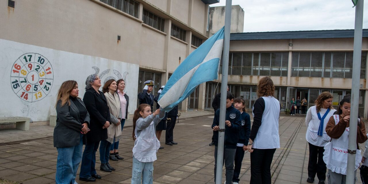 Alumnos de la Escuela Primaria N° 13 prometieron lealtad a la Bandera Nacional