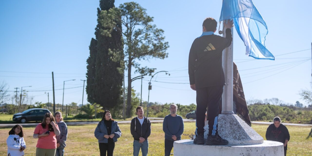 Unión por la Patria donó la nueva bandera para el mástil de Las Praderas