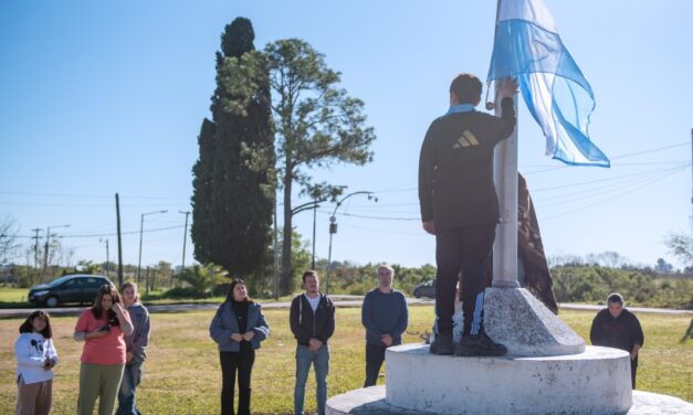Unión por la Patria donó la nueva bandera para el mástil de Las Praderas
