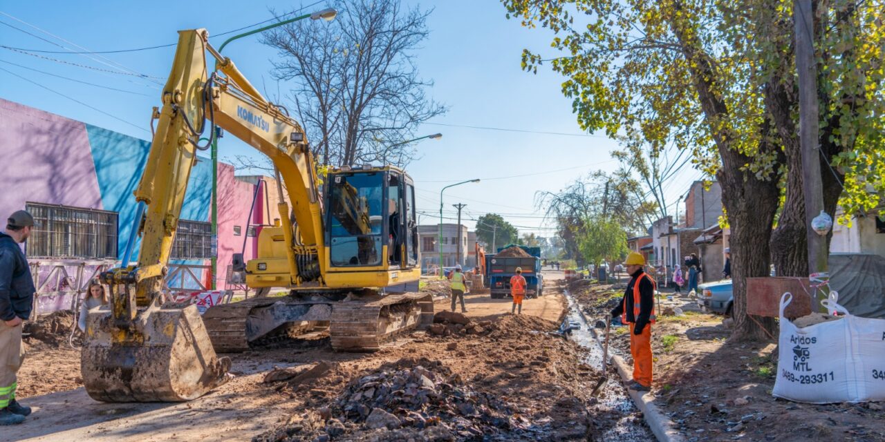 Abella supervisó el avance de los trabajos de cordón cuneta y asfaltado en San Felipe
