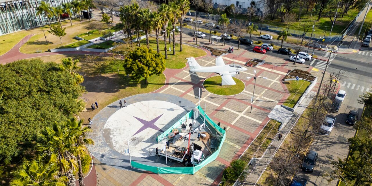 Comenzó a instalarse el mástil del Parque Urbano