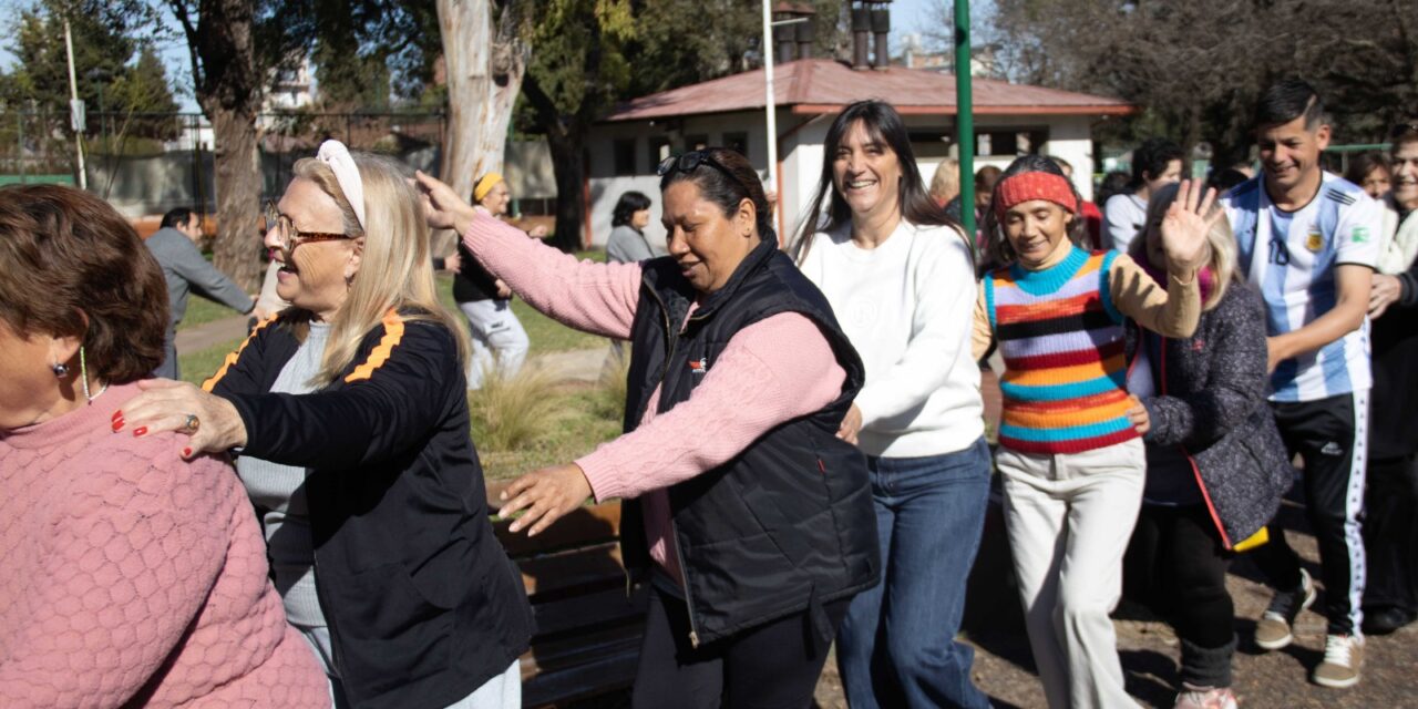 Elisa Abella acompañó a los adultos mayores y personas con discapacidad en la Colonia Municipal de Invierno