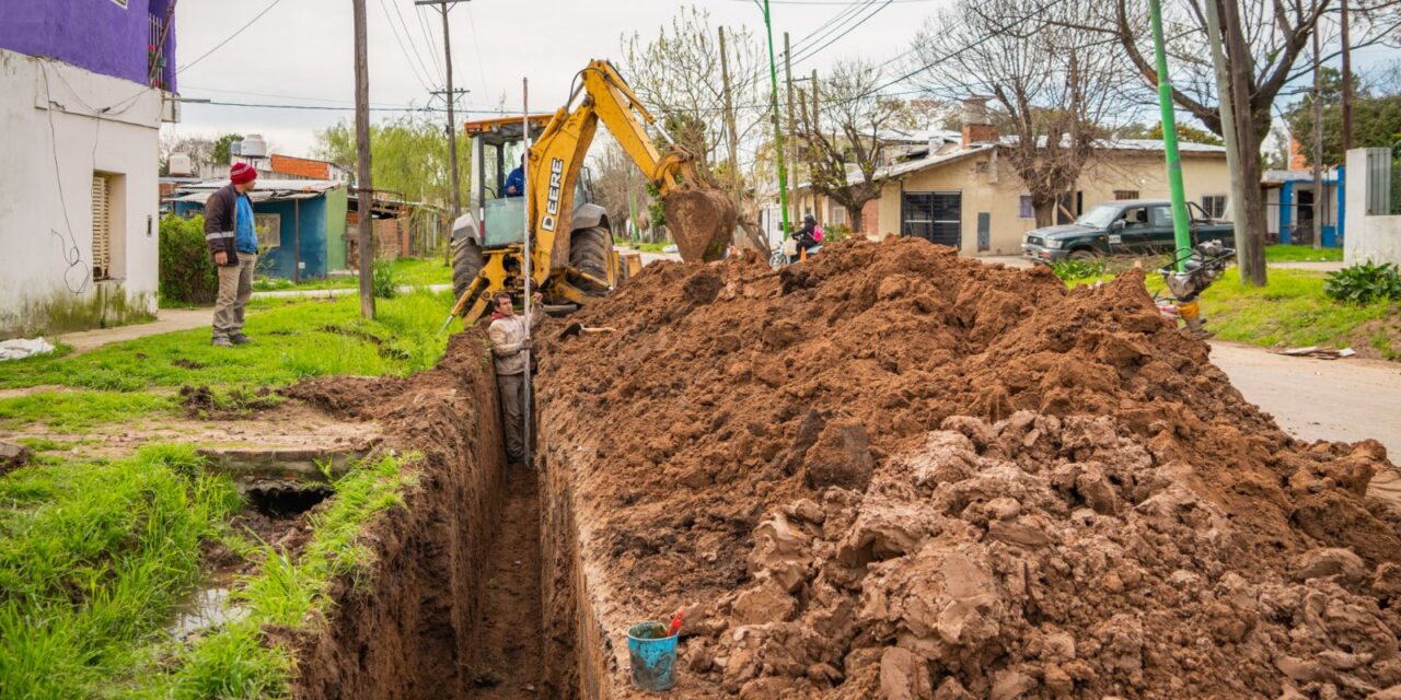 Abella supervisó el avance de la histórica obra de cloacas en Las Campanas